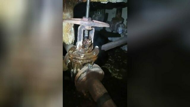 В подвале калининградской пятиэтажки хлещут фонтаны кипятка (видео) 