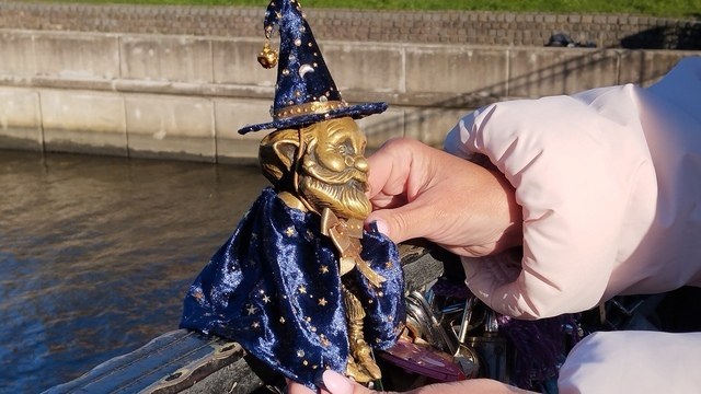 Дедушка Карл на калининградском мосту примерил костюм звездочёта (фото)