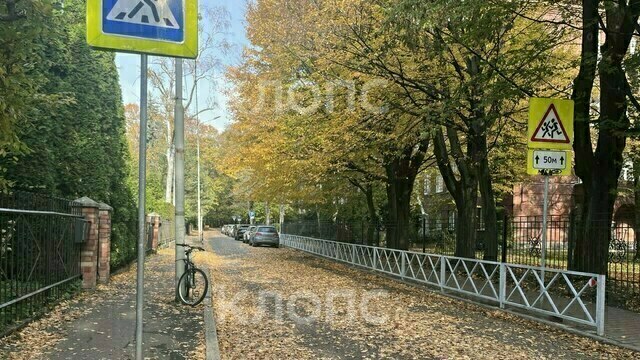 В Калининграде возле гимназии, где учился сбитый грузовиком школьник, установили ограждение (фото) 