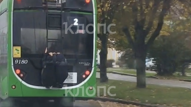 В Калининграде подростки решили необычным способом прокатиться на троллейбусе «Синара» (видео)