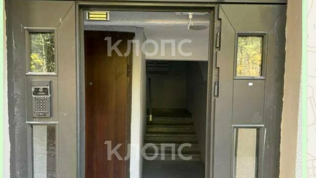 В Калининграде подрядчик установил дверь в четырёхэтажном доме на Театральной и снял её на следующий день после приёмки (фото)