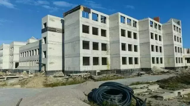 Передача недостроя школы на Левитана муниципалитету отложена на неопределенный срок