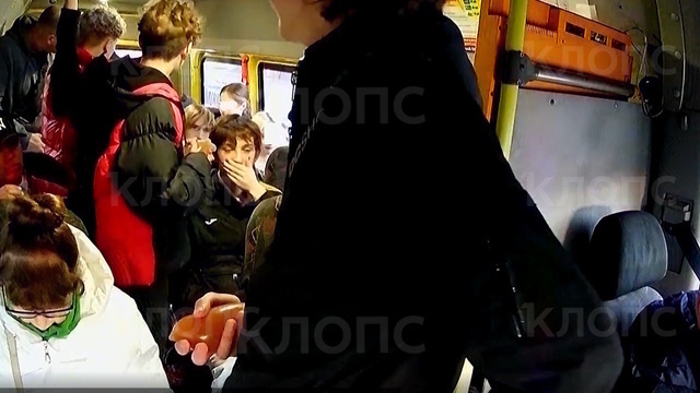 В Калининграде подростки атаковали маршрутку «бомбами» из презервативов (видео)