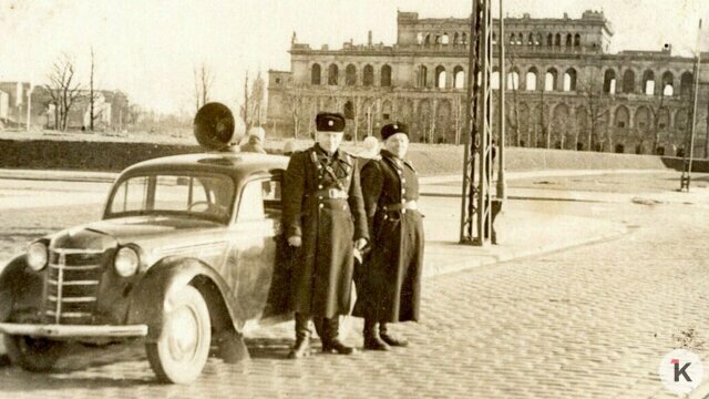 Первые регулировщики Калининграда на фоне будущего ДКМ — читатель показал архивное фото  