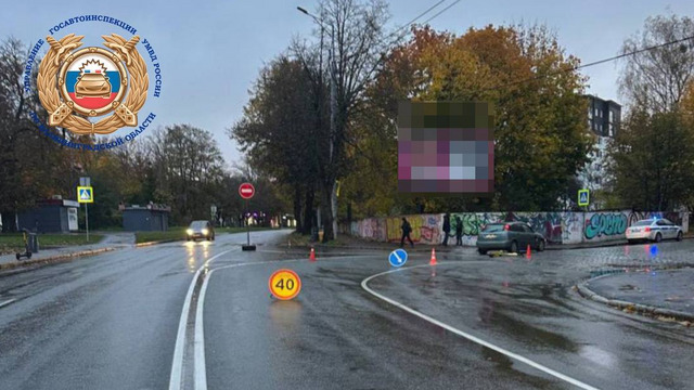 В Ремонтном переулке автомобиль сбил подростка на электросамокате 