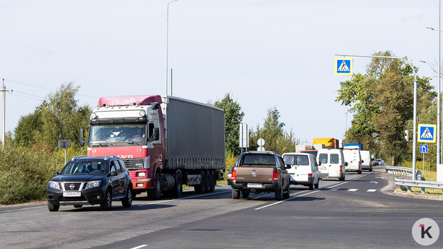 В Калининграде в третий раз перенастроили светофор на оживлённом перекрёстке, окончательно разозлив водителей
