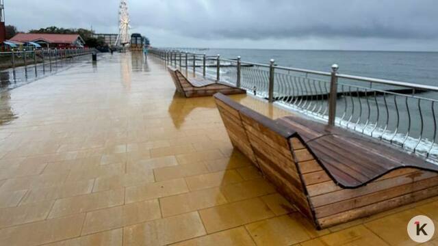 Жители и гости Зеленоградска требуют вернуть на променад привычные скамейки   