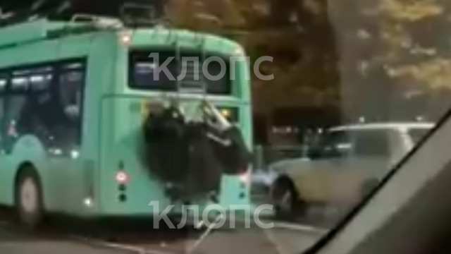 В Калининграде на Московском проспекте подростки-зацеперы катались на троллейбусе (видео)