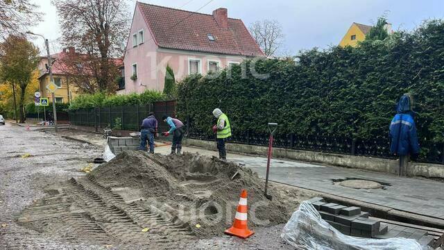 В Калининграде начали ремонтировать тротуар между гимназией №1 и зеброй, где погиб школьник (фото)