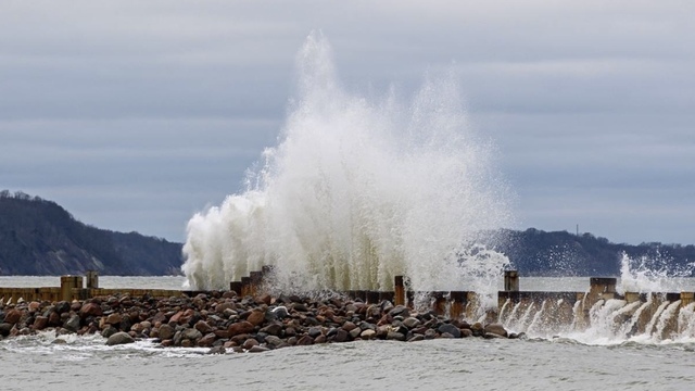 Ветер и 5-метровые волны: на Калининград надвигается шторм