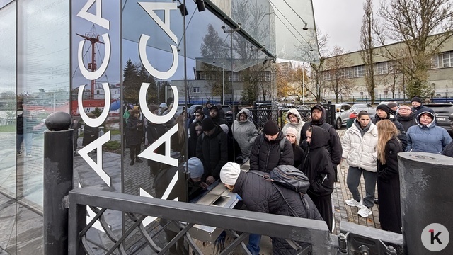 Очередь в кассу «Планеты Океан» растянулась на две сотни метров (фото)