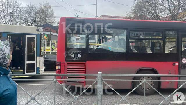 На пересечении Горького и Черняховского автобус столкнулся с троллейбусом (фото)