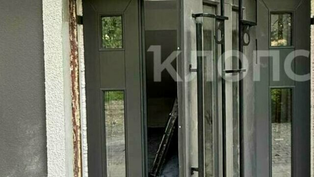 В Калининграде подрядчик снял дверь в доме на Театральной — и вернул спустя почти месяц