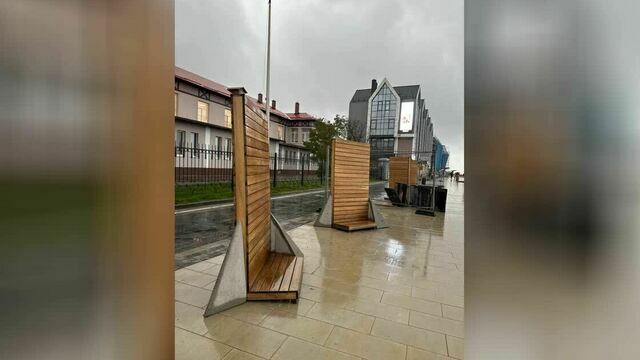 Главный архитектор Зеленоградска объяснил, куда исчезли вертикальные скамейки на променаде и вернутся ли обычные  