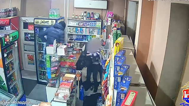 В Калининграде продавщица сняла маску с разбойника и сорвала попытку ограбления (видео)