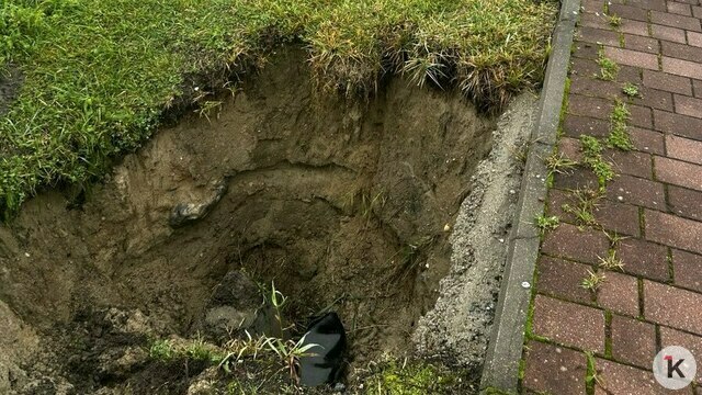 Рядом со стадионом на Острове зияет ничем не огороженная двухметровая яма (фото)