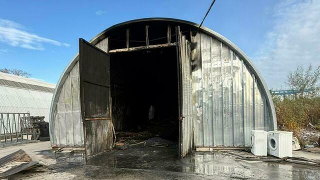 Следователи выясняют обстоятельства гибели мужчины при пожаре в ангаре на Двинской