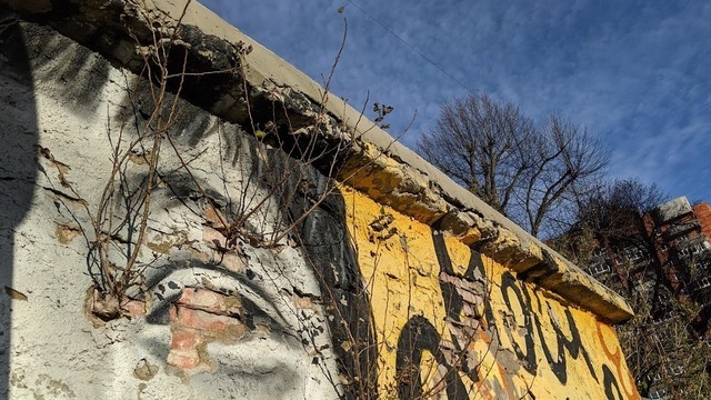 «Солнечная девочка» на 9 Апреля в Калининграде доживает последние недели (фото)