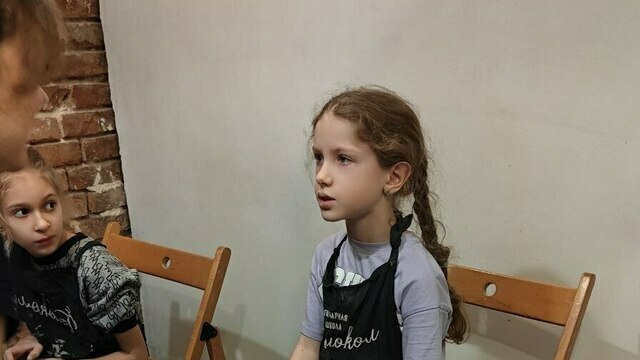 Калининградская второклассница сама делает посуду