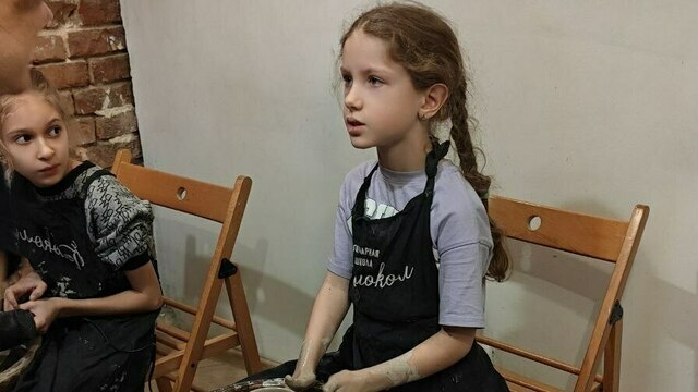 Калининградская второклассница сама делает посуду