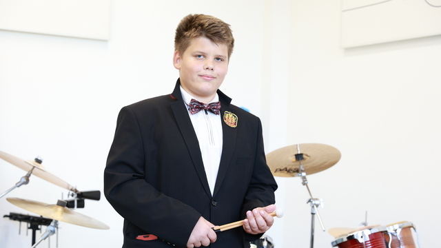 Дело жизни этого парня - игра на ударных