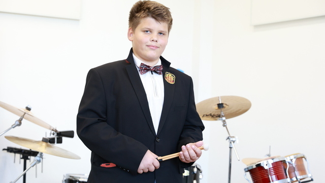 Дело жизни этого парня - игра на ударных