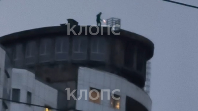 В Калининграде на крыше сгоревшего дома на Эпроновской устроили огненное шоу (видео)