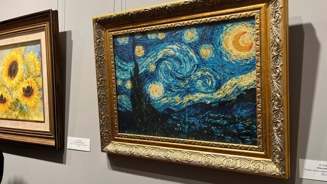 В Гусеве представили картины, созданные с помощью игл и разноцветных нитей (фото)