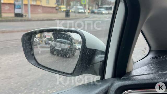 На проспекте Мира из-за застрявшей на путях неисправной машины встали трамваи (обновлено)