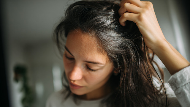 Врач рассказал, когда седые волосы вновь могут потемнеть