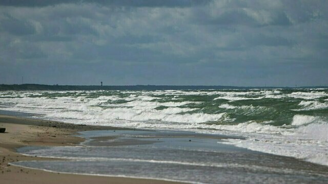 На побережье Калининградской области два дня будет сильный ветер, высота волн достигнет трёх метров 