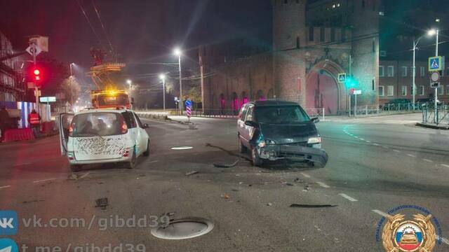 В Калининграде 24-летняя пассажирка легковушки попала в БСМП после ночной аварии  