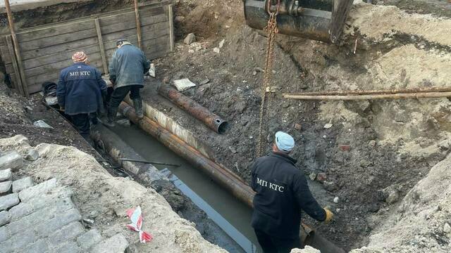 На Зарайской прорвало теплотрассу, калининградцев просят не переживать за перерытый асфальт