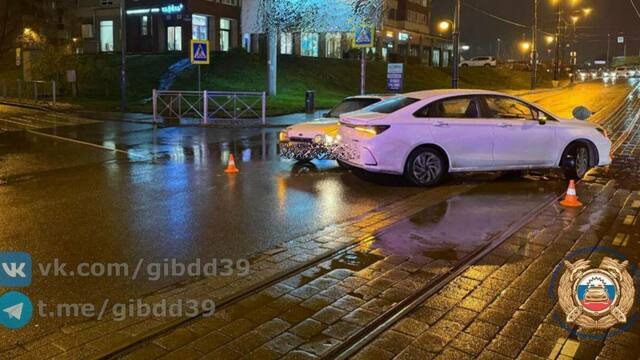 В Калининграде на улице Октябрьской водитель Ford сбил пешехода и врезался в другое авто