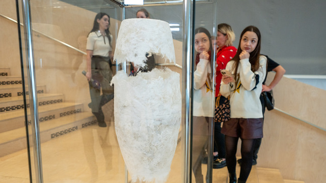 Современное искусство в атриуме: в калининградской Третьяковке открылась выставка «Другой текстиль»