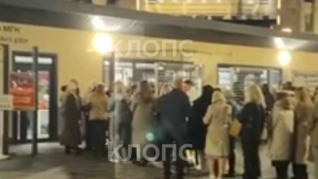 В Калининграде во Дворце спорта «Янтарный» зрители не могут вовремя попасть на концерт Леонида Агутина (видео)