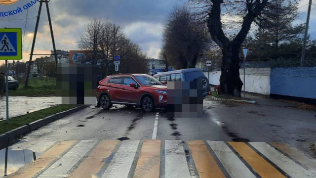 В Янтарном два внедорожника не поделили дорогу у пешеходного перехода, есть пострадавшие 