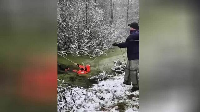 В МЧС показали, как в Полесском районе 10 спасателей вытащили из болота переночевавшего в лесу мужчину (видео)