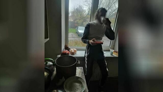 «Так и сидит в темноте один»: городские власти готовы вступиться за беспомощного голодающего калининградца  