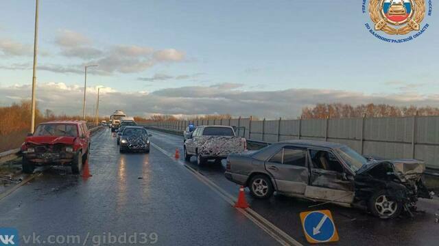 Сидела на дороге полураздетая: женщину-водителя выбросило из машины в ДТП на окружной Калининграда   