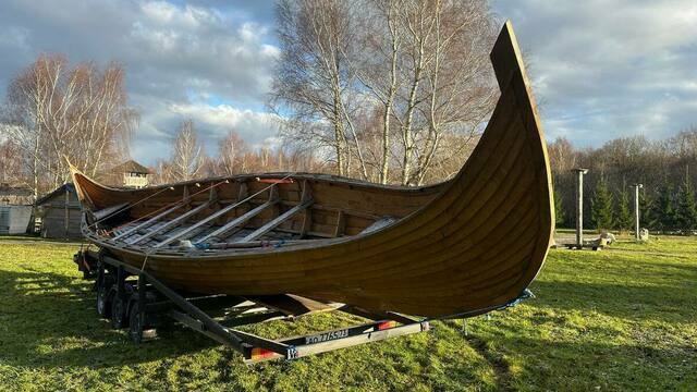 Ладью, созданную по технологиям IX века, привезли в Калининградскую область (фото)