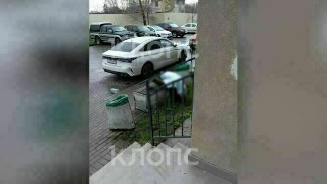 В Калининграде на скамейке у дома умер мужчина (фото)