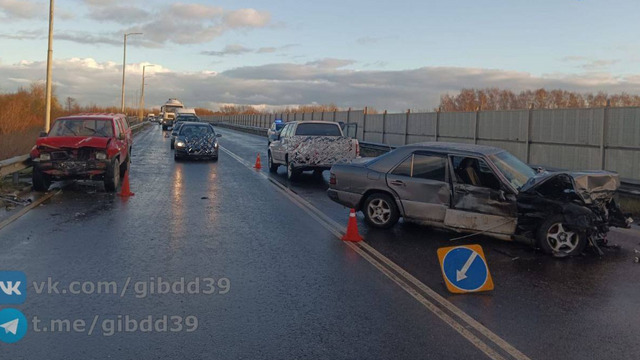 На Южном обходе Калининграда столкнулись две легковушки, пострадал один из водителей (видео) 
