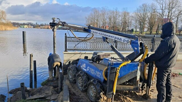 На набережной Полесска забили первые сваи под понтонный причал