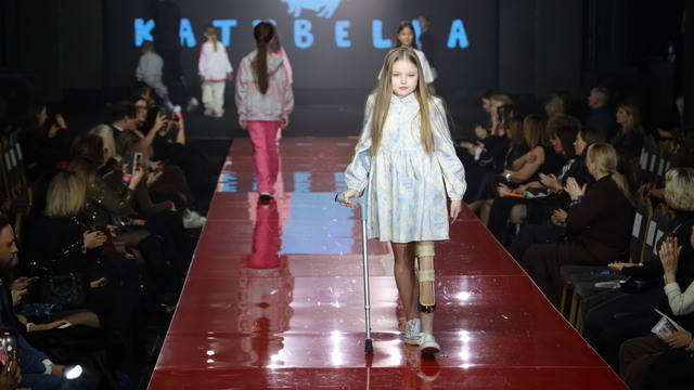 По подиуму на протезе: девятилетняя калининградка приняла участие в инклюзивном показе мод в Москве (фото)  