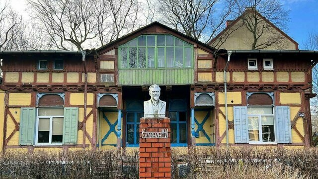 Власти Пионерского предложили сделать из деревянного дома с бюстом Калинина бутик-отель