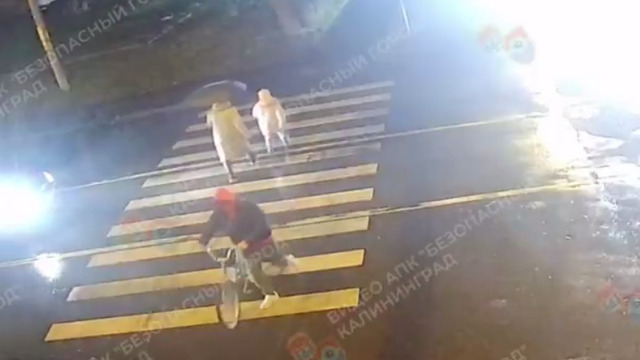 Вместе с женщиной под колёса авто на Нарвской едва не попал ребёнок (видео)