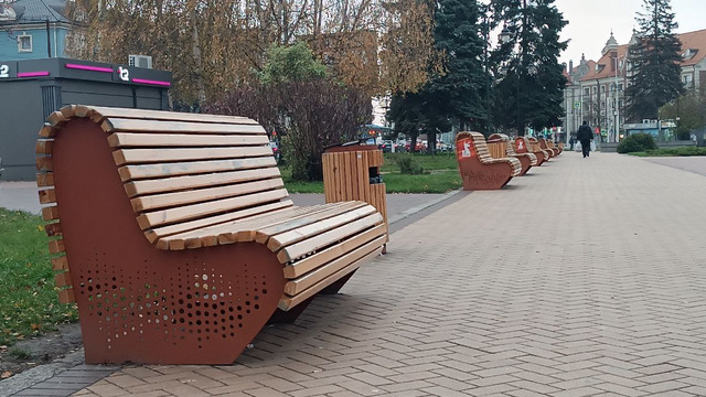 Мэрия пристыдила калининградцев, которые вынуждают лавочки покидать скверы и парки (фото) 
