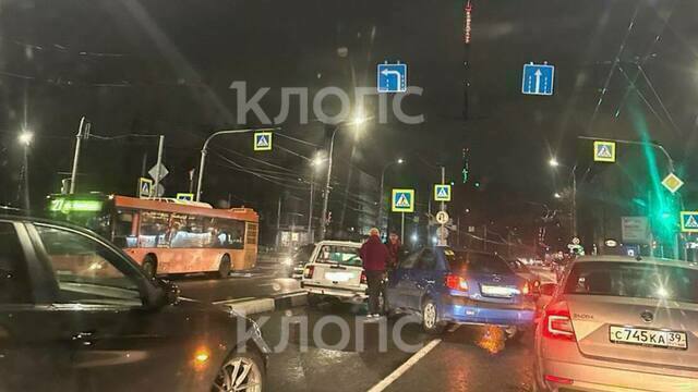 В Калининграде на Советском проспекте столкнулись два автомобиля