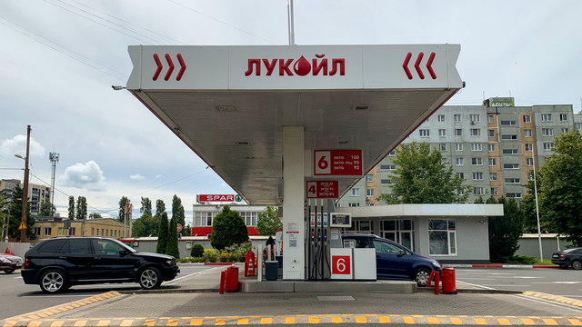 Грузы встали: Литва перестала пускать продукцию «Лукойла» 